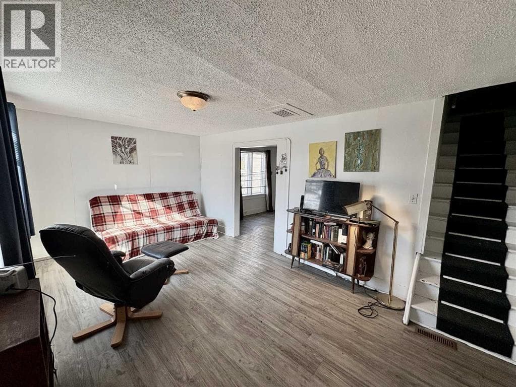 5310 46 Avenue — photo 3