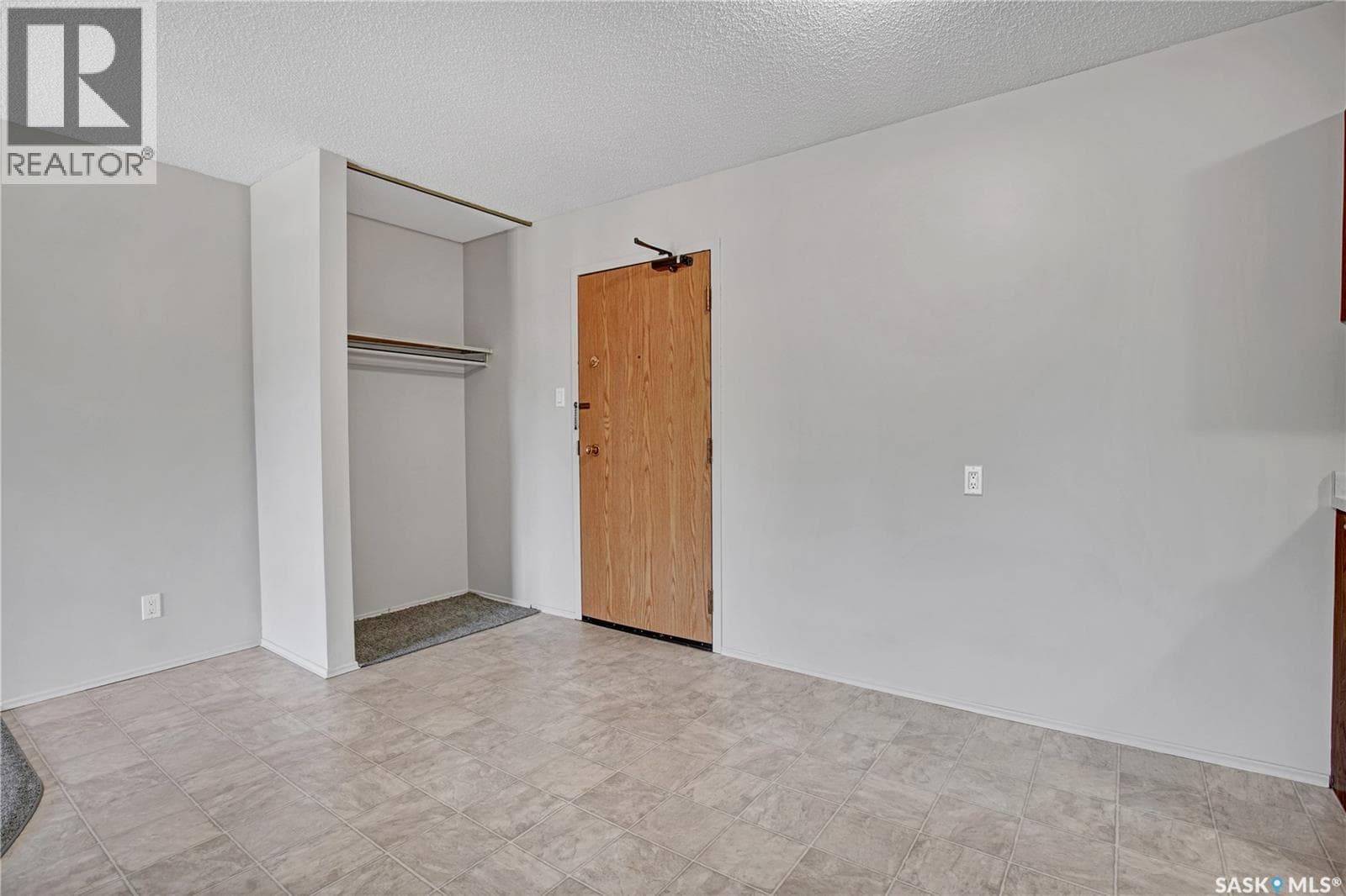 308 311 Tait CRESCENT — photo 2