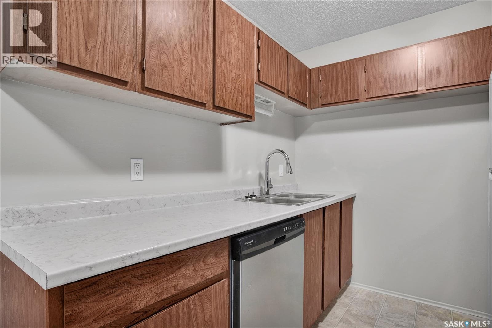 308 311 Tait CRESCENT — photo 4