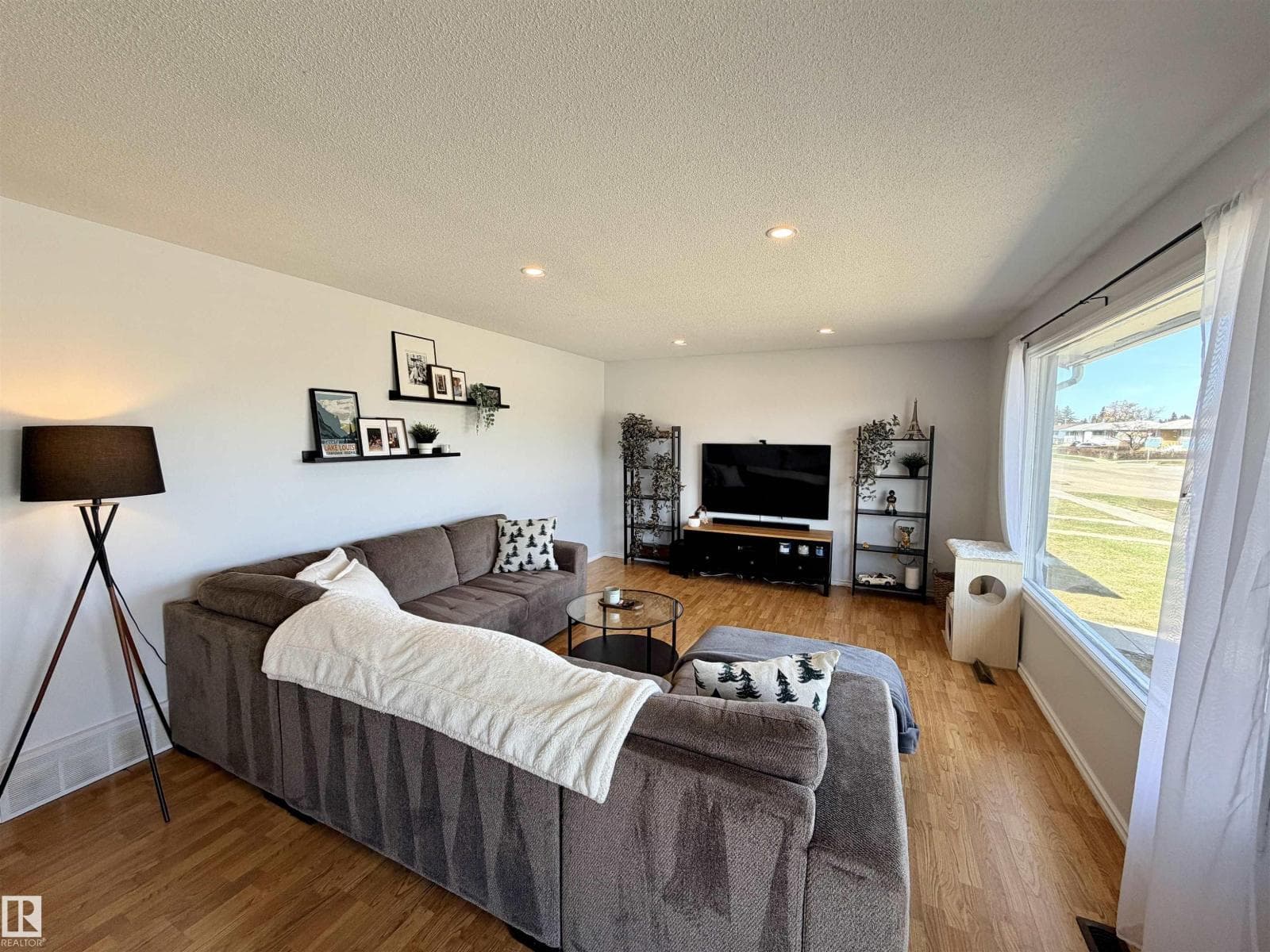 4921 46 AV — photo 2