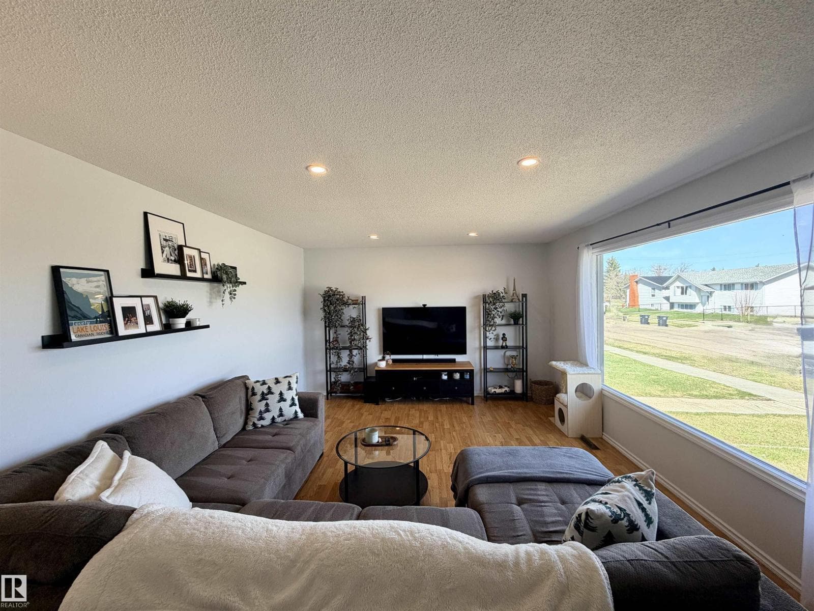 4921 46 AV — photo 4