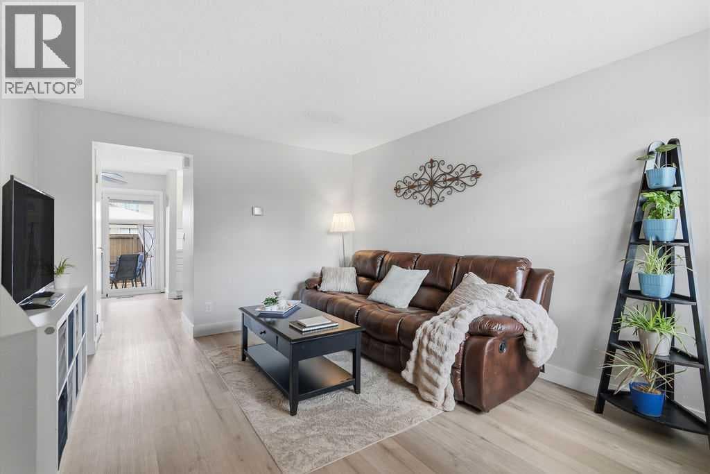 102, 123 Queensland Drive SE — photo 3