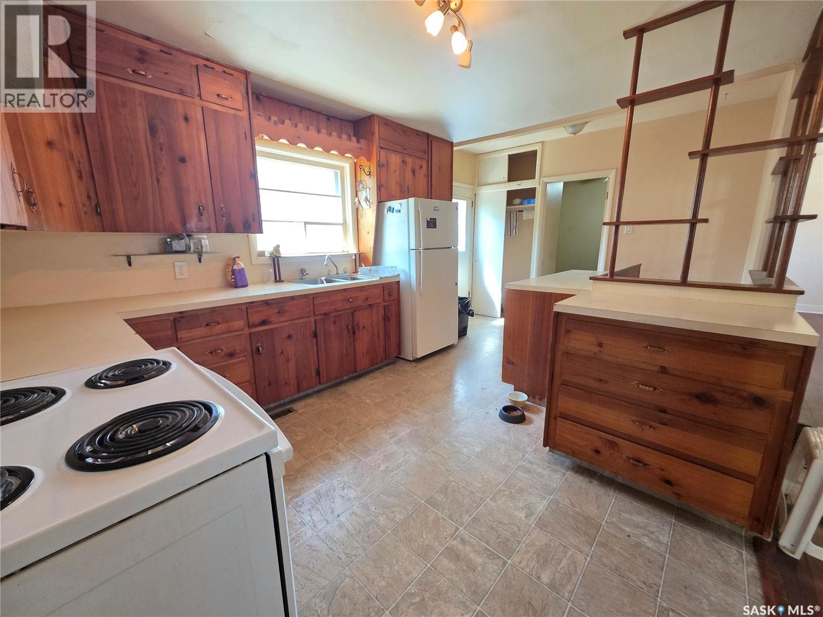678 1st AVENUE NE — photo 3