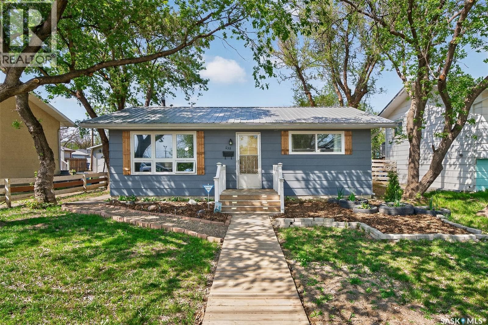 838 Ominica STREET W