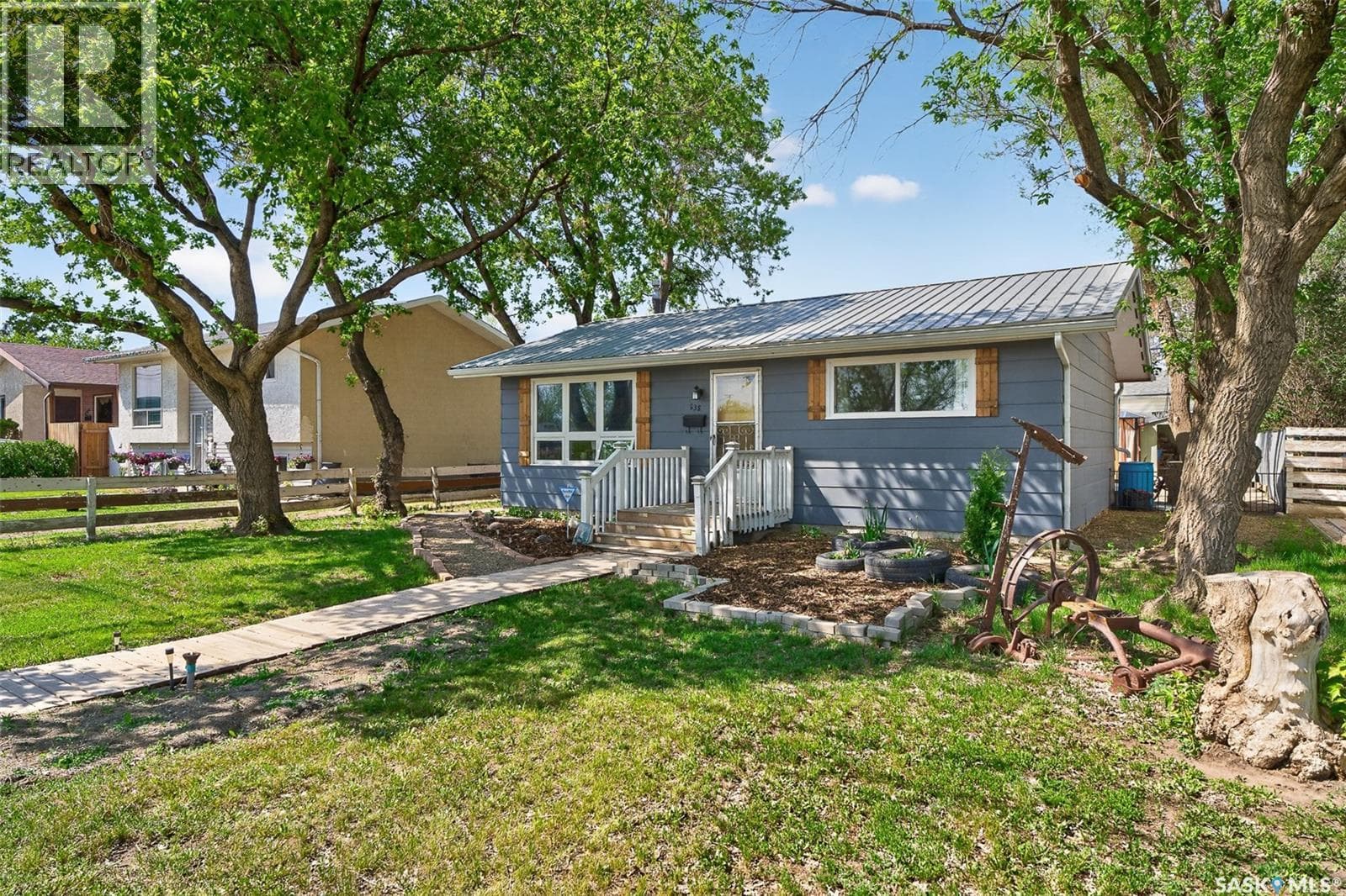 838 Ominica STREET W — photo 2