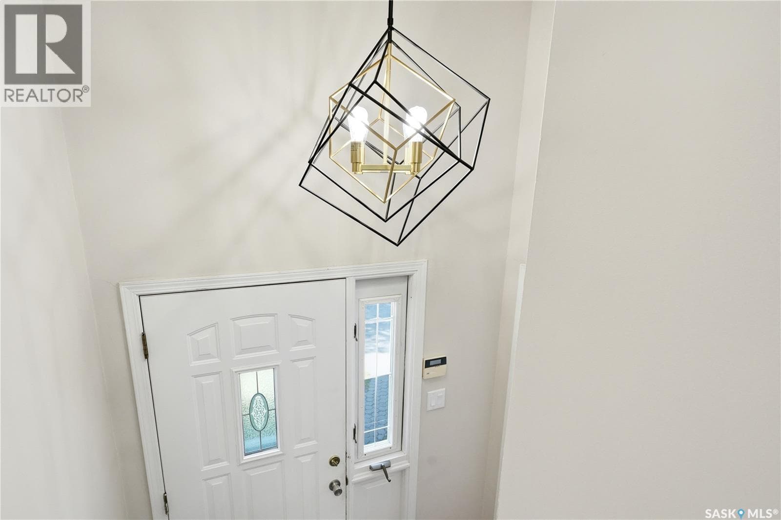 118 Laurentian DRIVE — photo 3