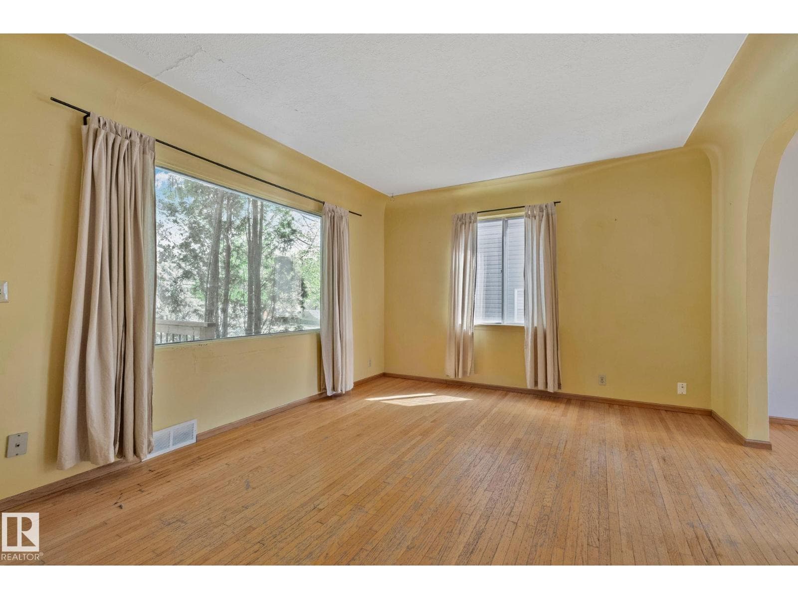 9727 69 AV NW — photo 5