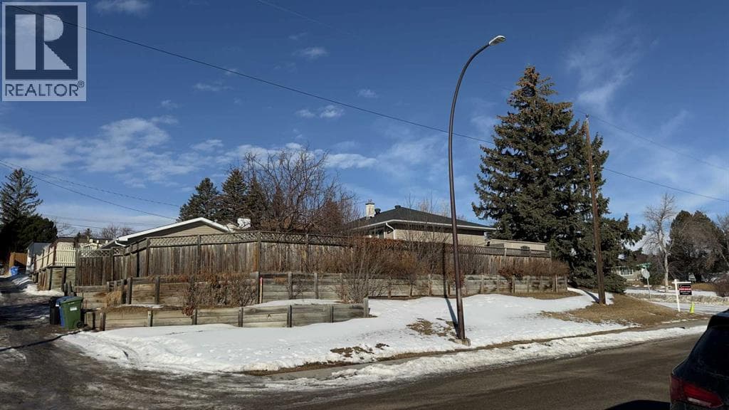 1 Thorncliffe Crescent NW — photo 3