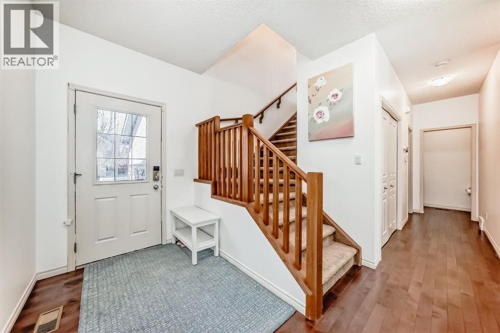 44 Aspen Hills Close SW — photo 2