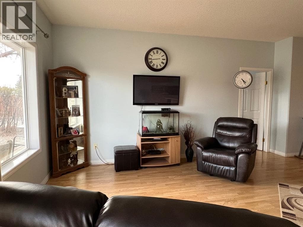2134 21 Avenue — photo 3