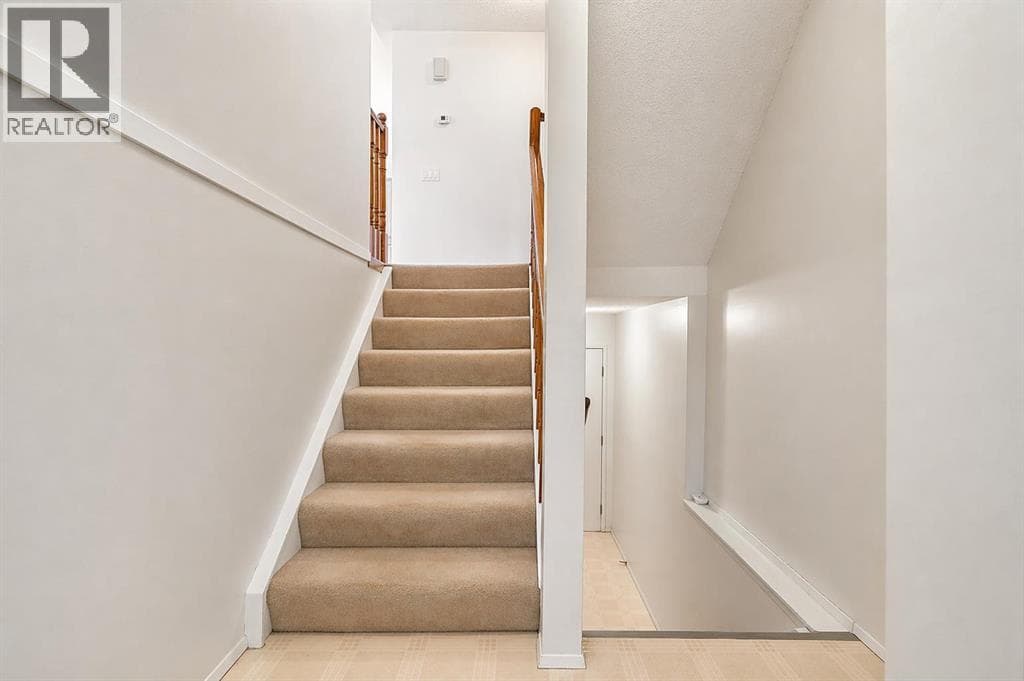 32, 5019 46 Avenue SW — photo 3