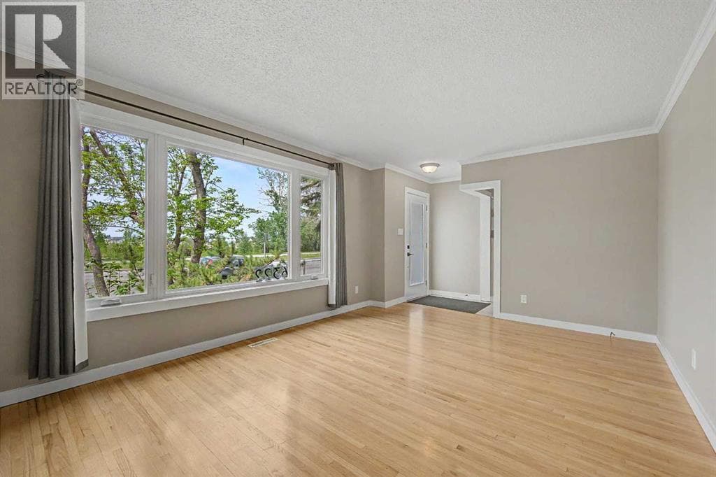 6322 37 Street SW — photo 3