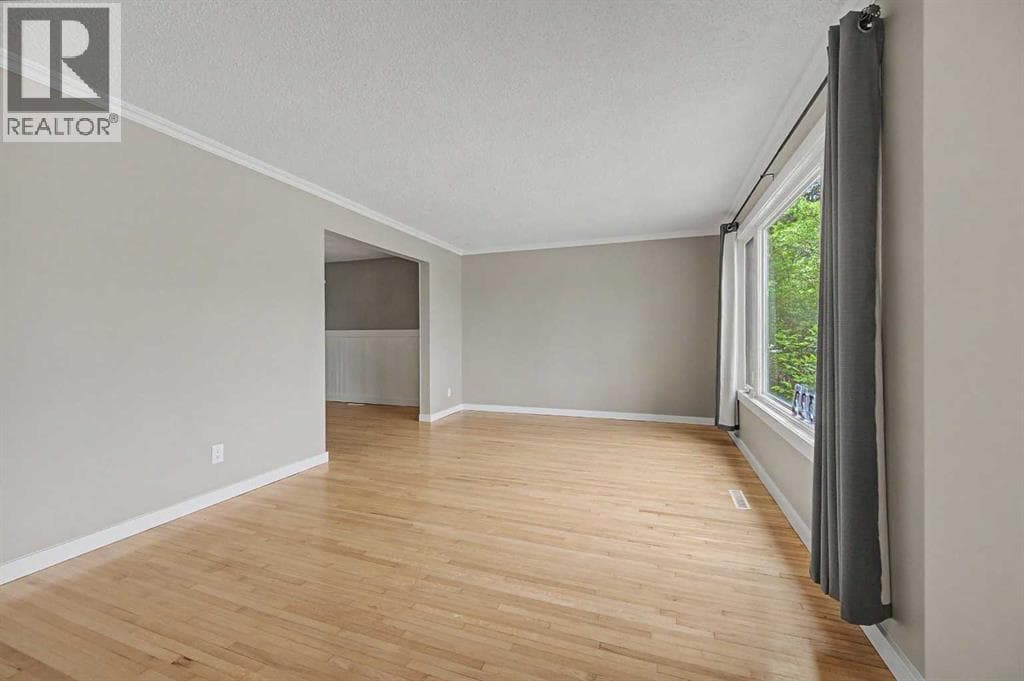 6322 37 Street SW — photo 5