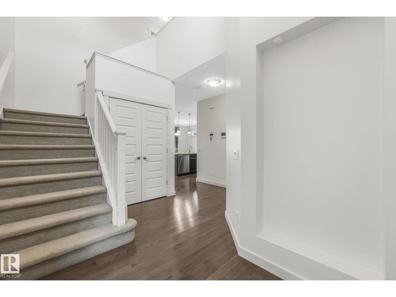 1548 36 AV NW — photo 5