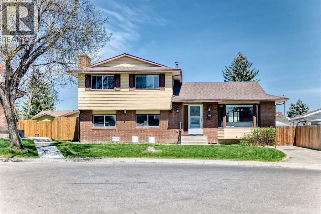 28 Rundlelawn Place NE