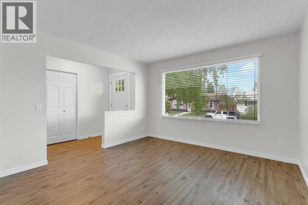 452 Queen Alexandra Way SE — photo 3