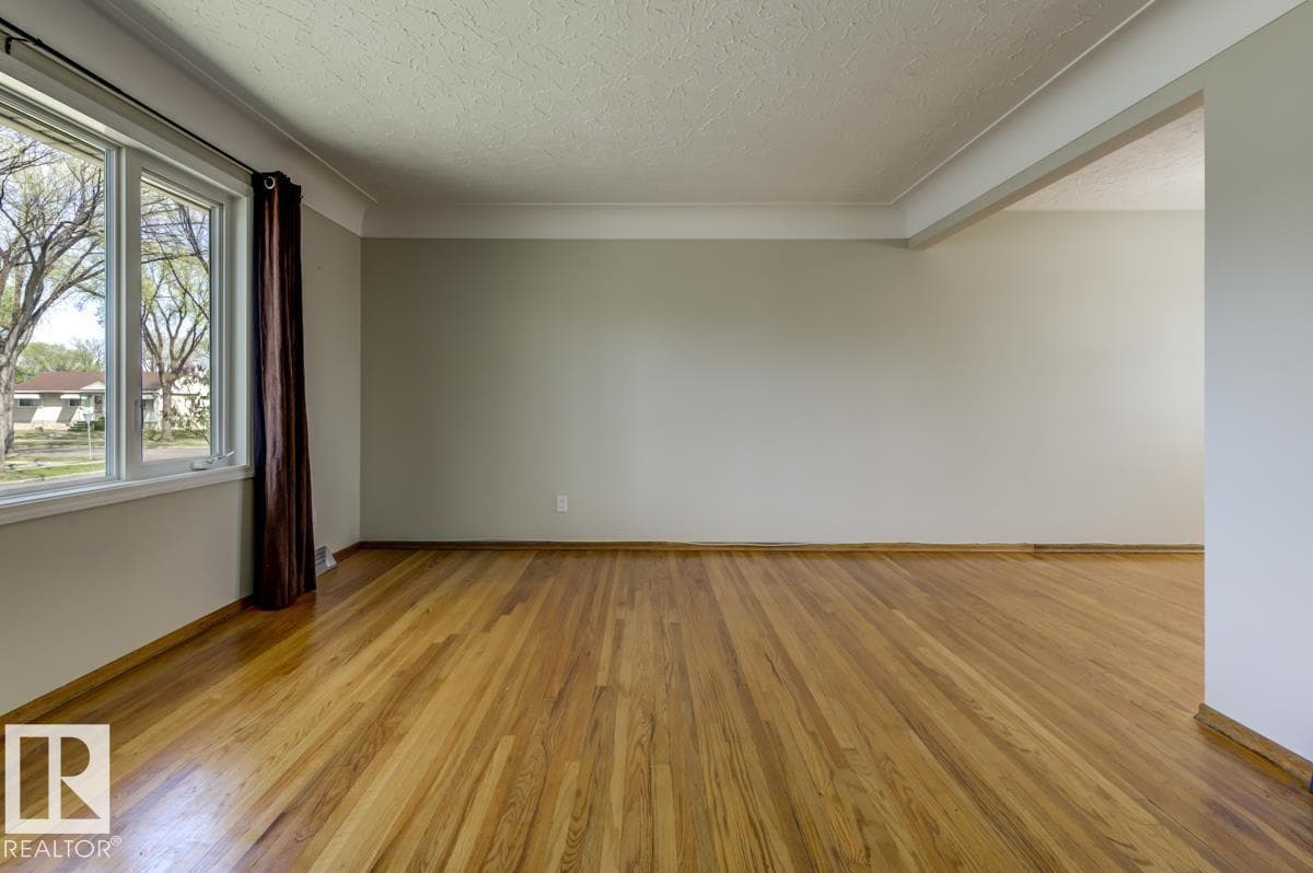 8511 64 AV NW — photo 5