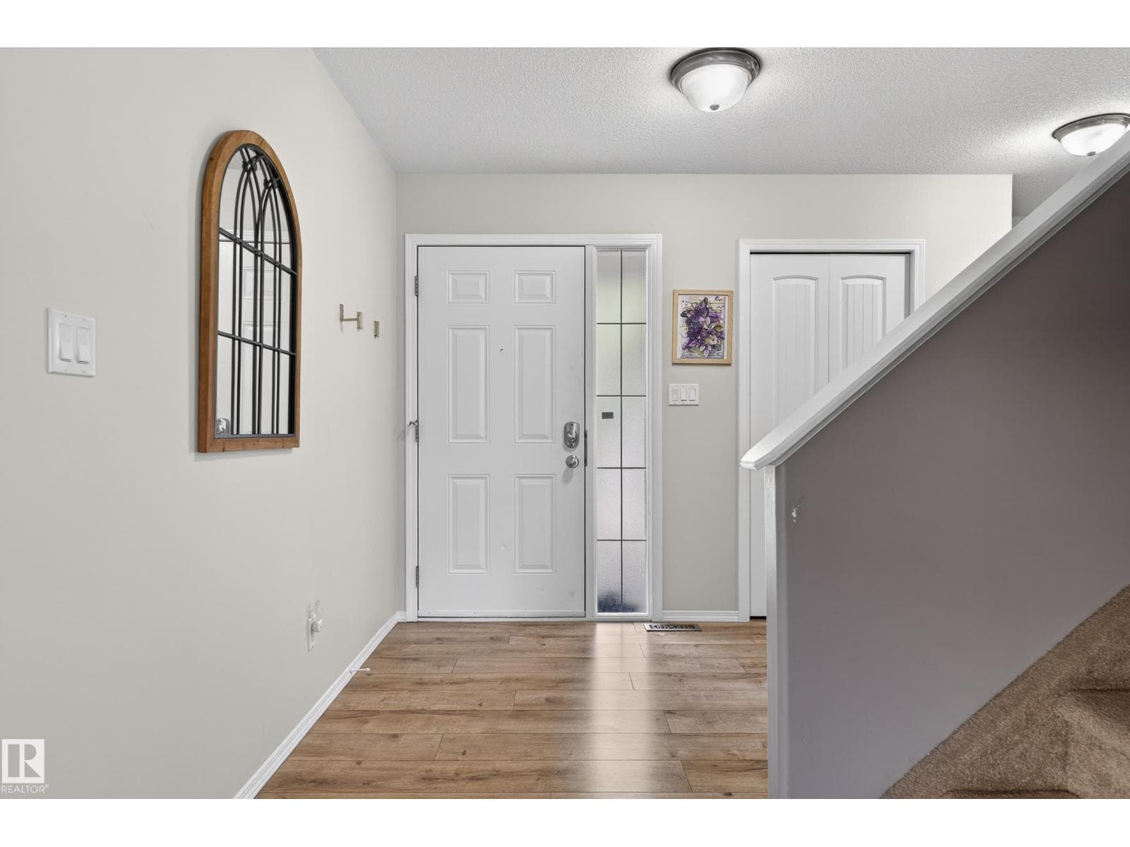 988 REGENCY DR — photo 2