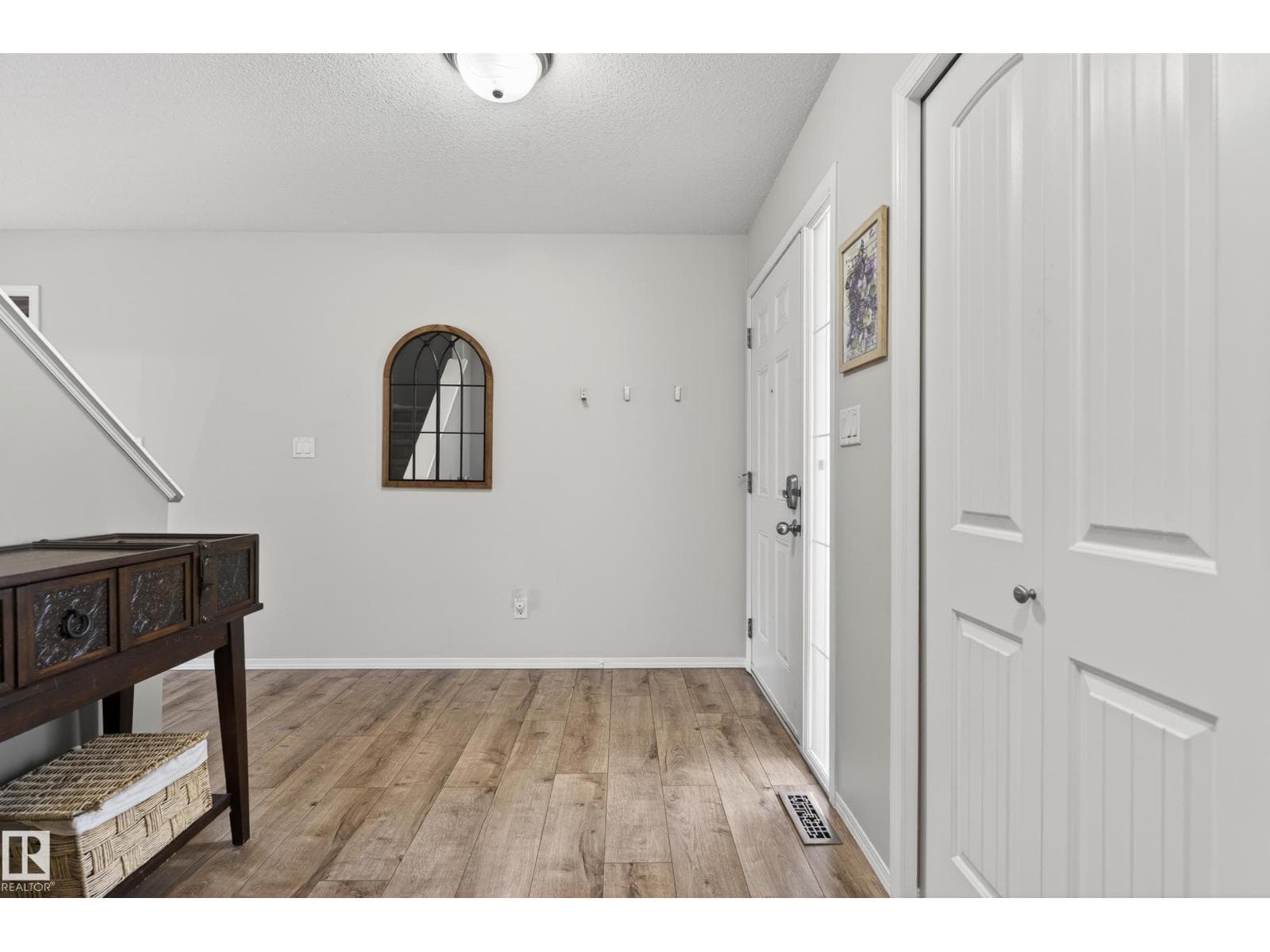 988 REGENCY DR — photo 3