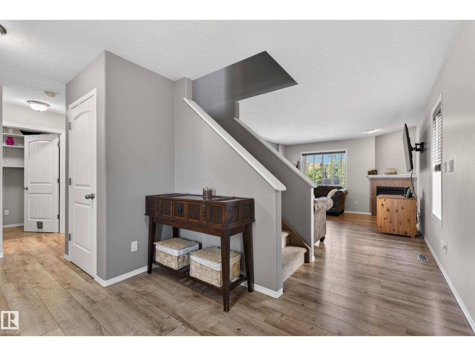 988 REGENCY DR — photo 4