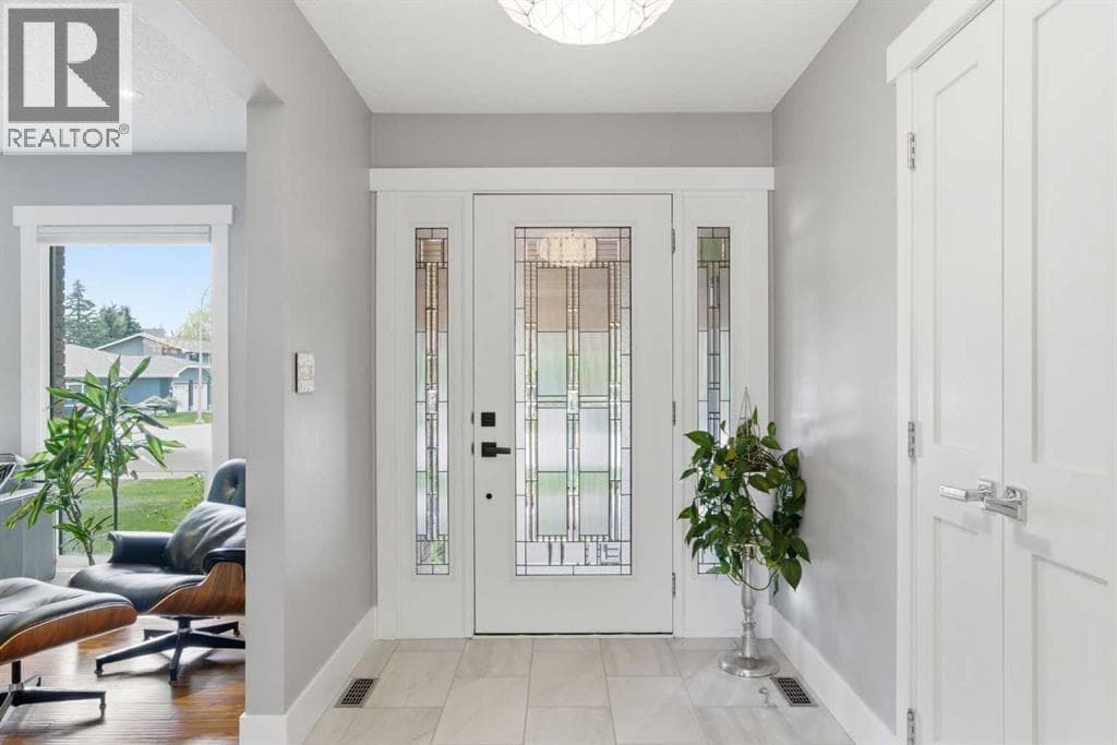 423 Lake Simcoe Crescent SE — photo 3