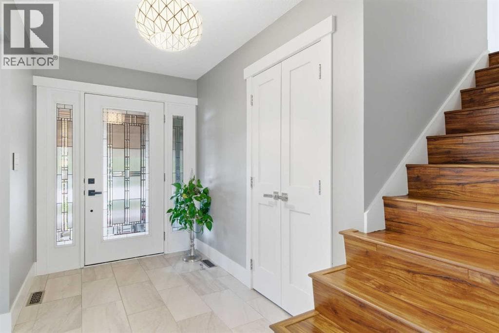423 Lake Simcoe Crescent SE — photo 4