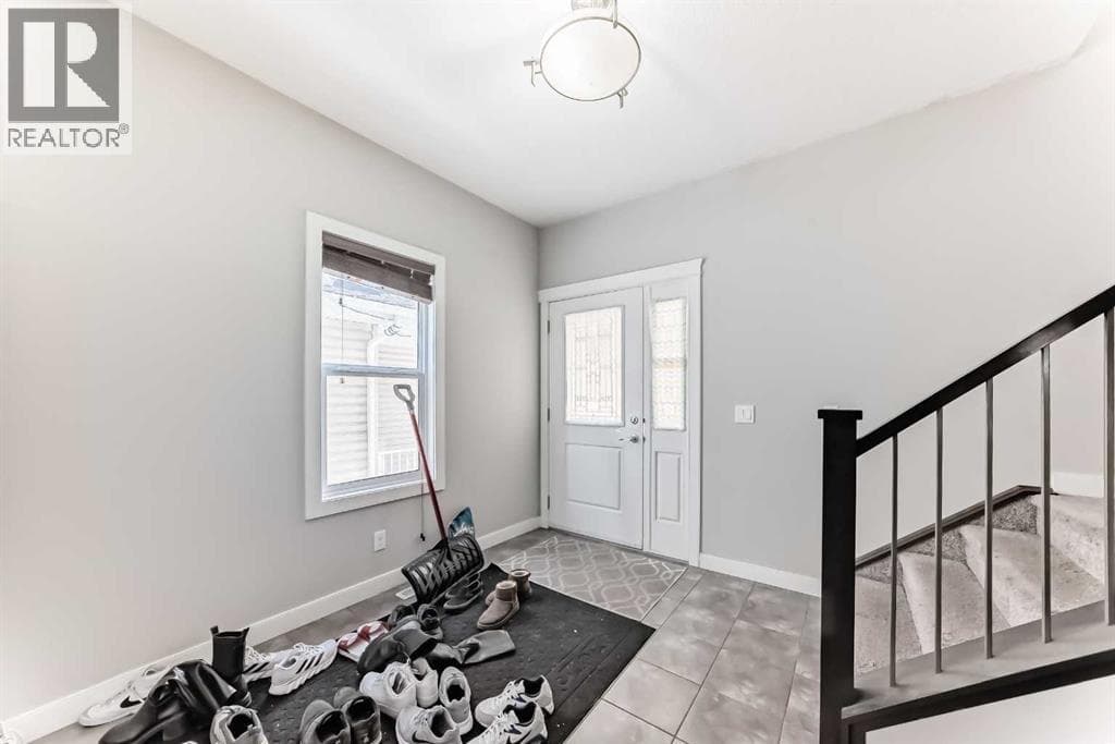 172 Redstone Park NE — photo 3