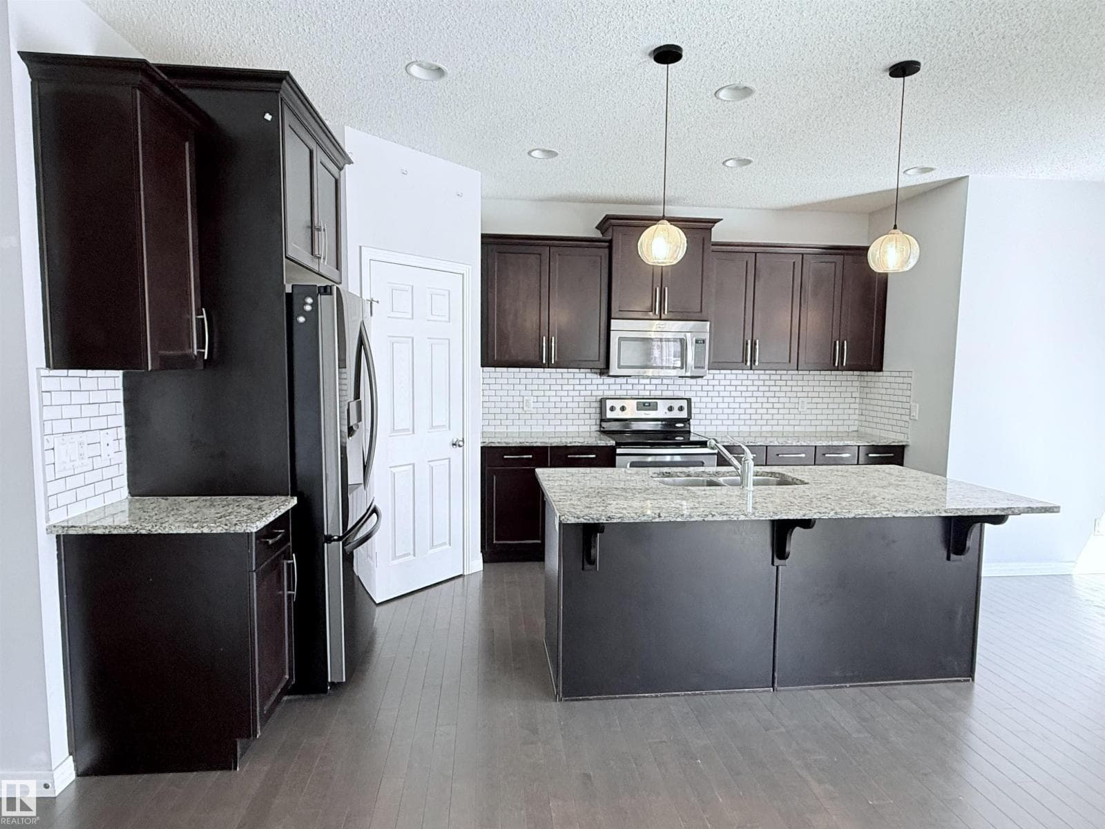 7819 173 AV NW — photo 2