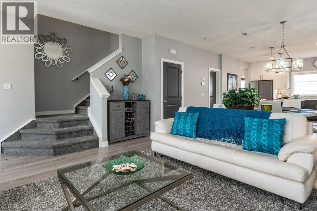 144 Wolf Willow Boulevard SE — photo 4