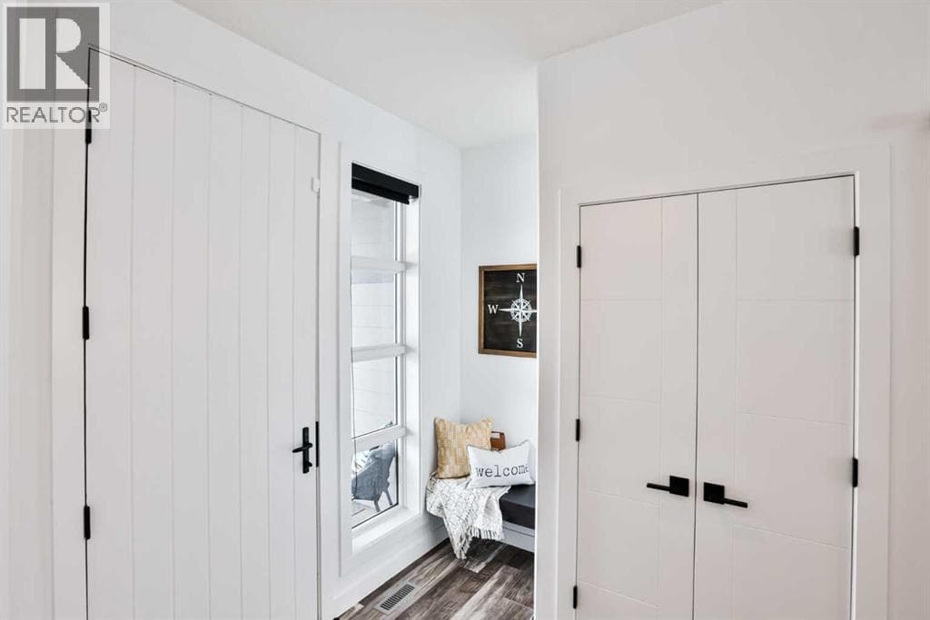 218 Stonecrest Bay W — photo 2