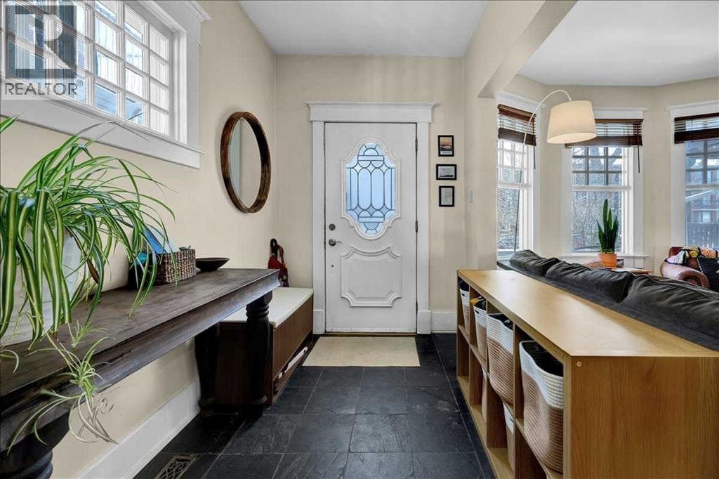 532 19 Avenue SW — photo 3