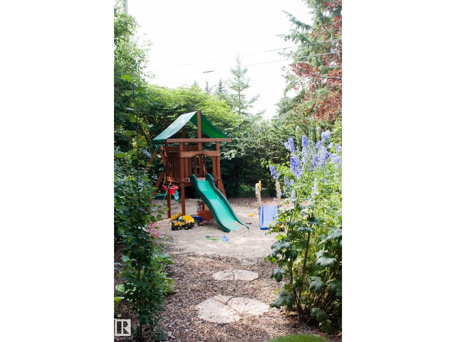 8 GARLAND PL — photo 2