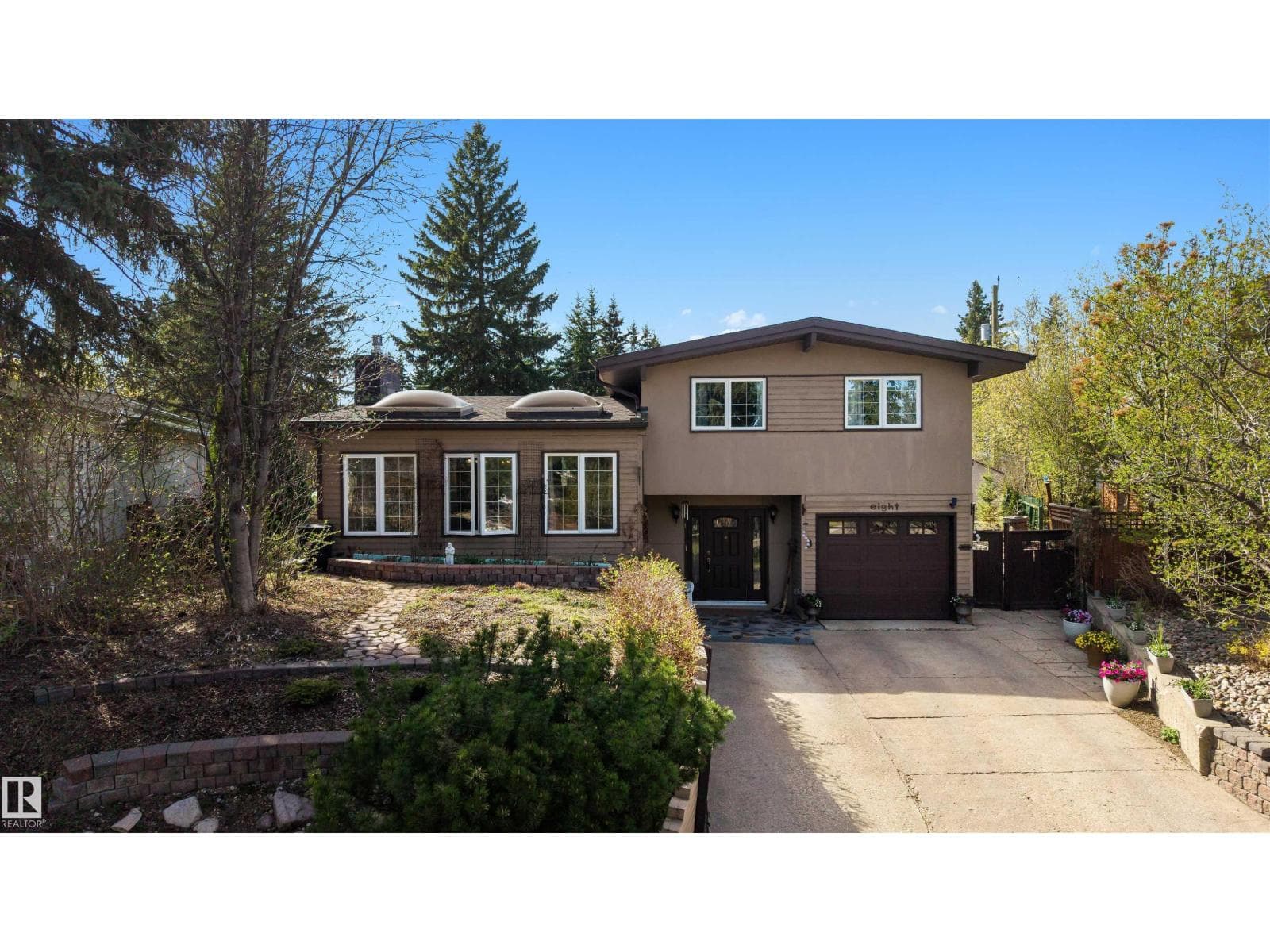 8 GARLAND PL
