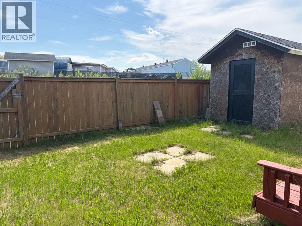 300 Grandview Crescent — photo 2