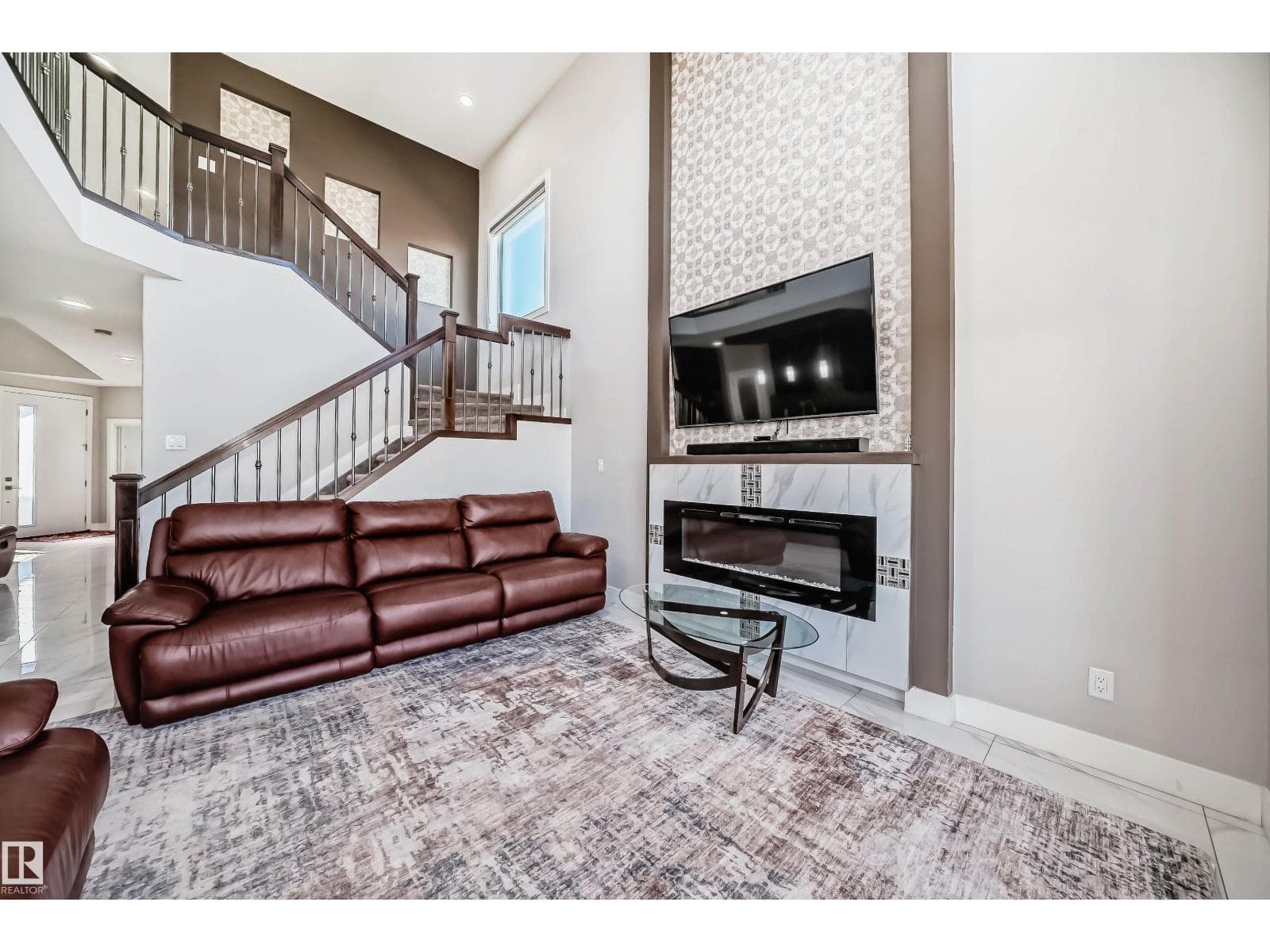 2464 15 AV NW NW — photo 2