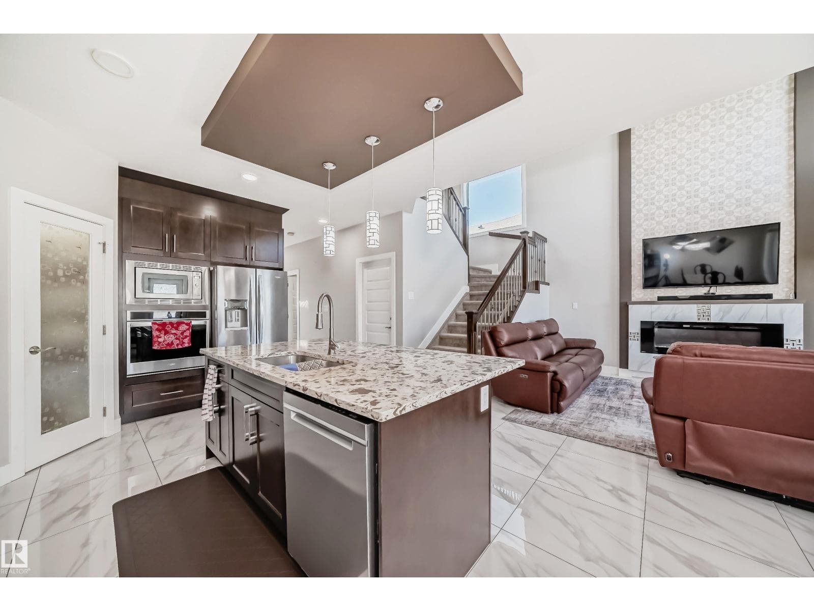 2464 15 AV NW NW — photo 5
