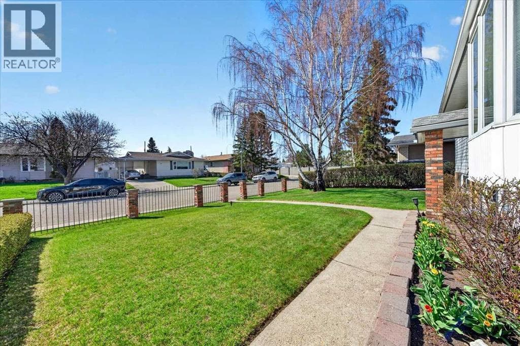 332 Whitney Crescent SE — photo 4