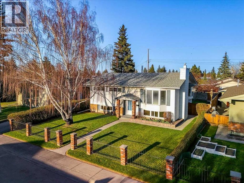 332 Whitney Crescent SE — photo 2