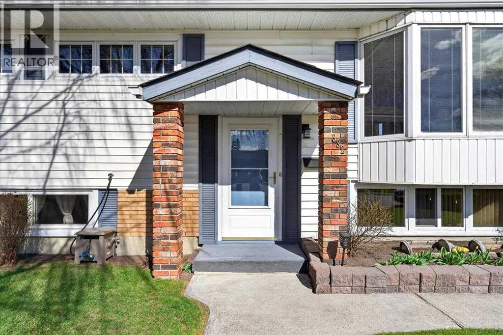 332 Whitney Crescent SE — photo 5