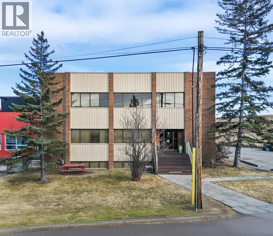 76 Skyline Crescent NE