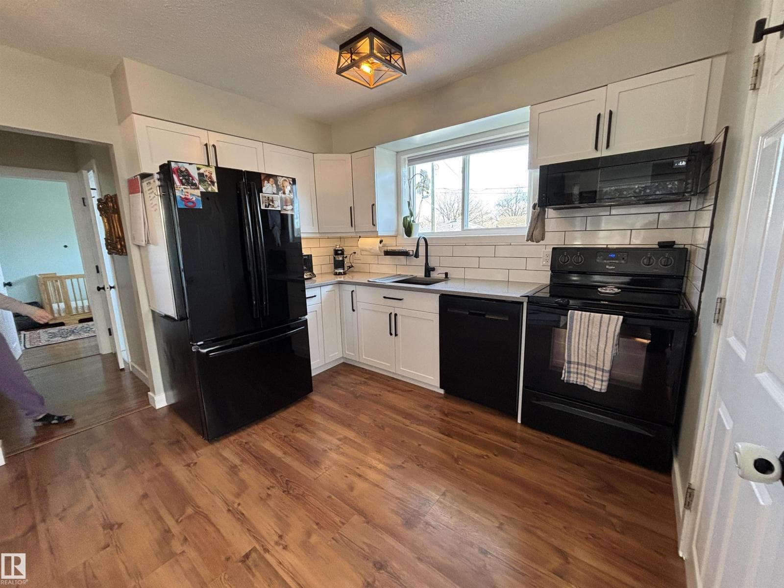 21 ELIZABETH DR — photo 2