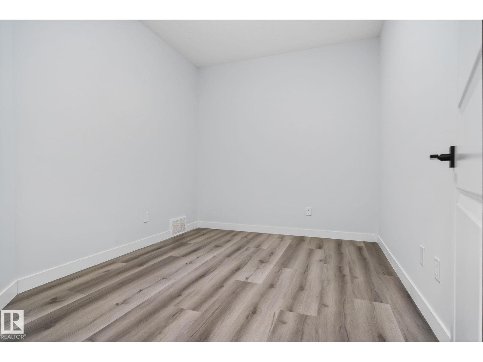 20 HAZELWOOD LN — photo 3