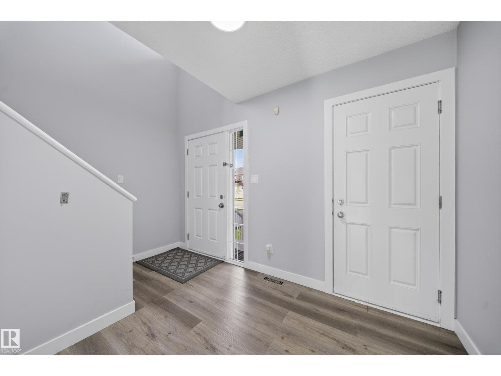 3752 12 ST NW — photo 3