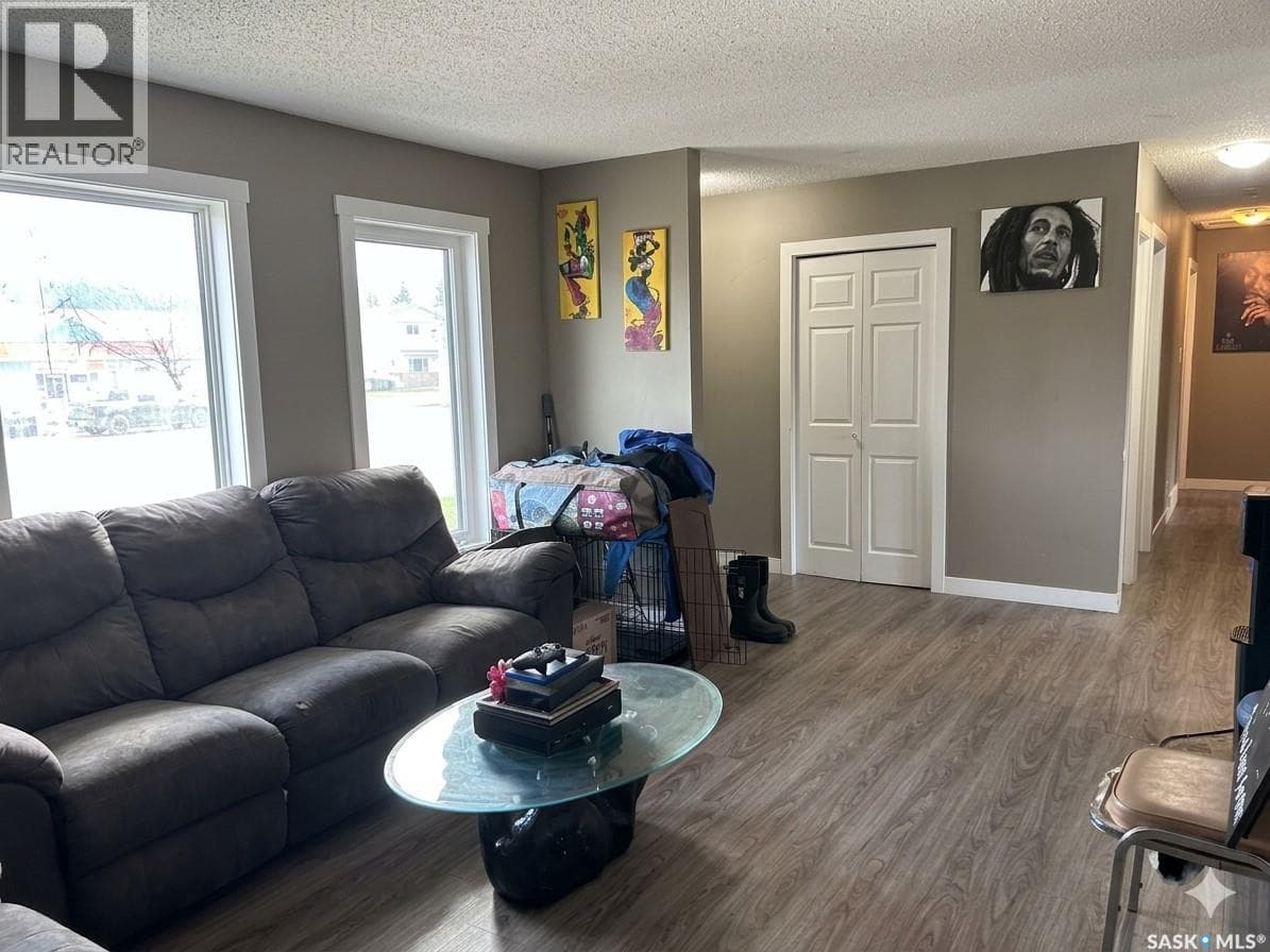 204 Railway AVENUE W — photo 2