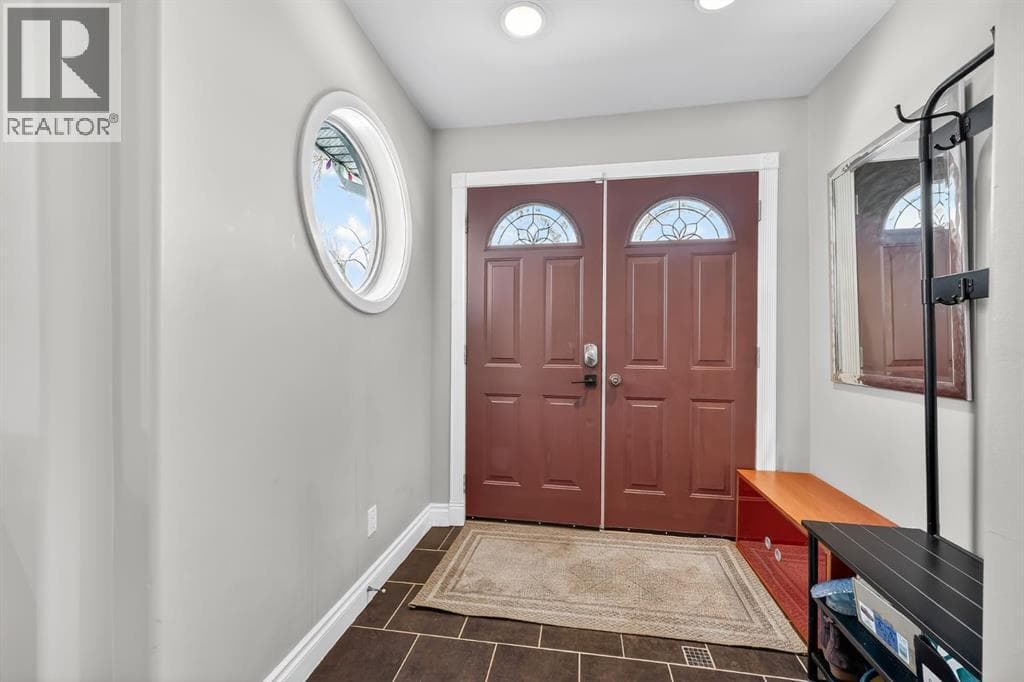 1027 75 Avenue SW — photo 3