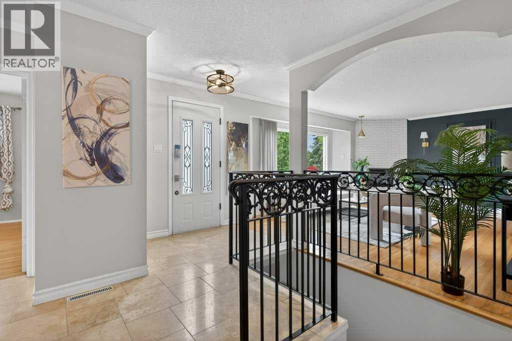 425 Woodland Crescent SE — photo 3