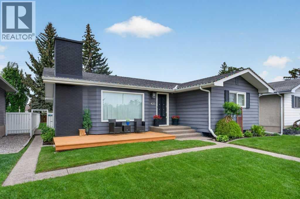 425 Woodland Crescent SE — photo 2