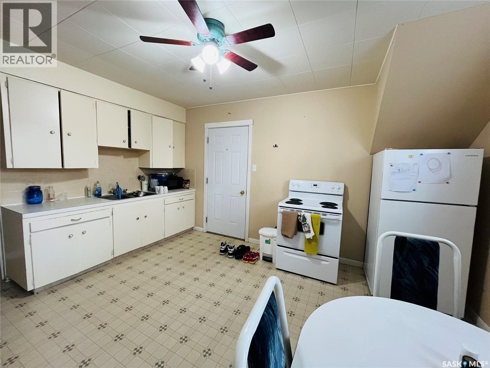 335 Chaplin STREET W — photo 2