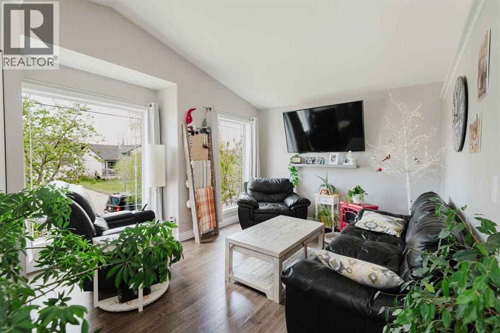 7326 104A Street SW — photo 4
