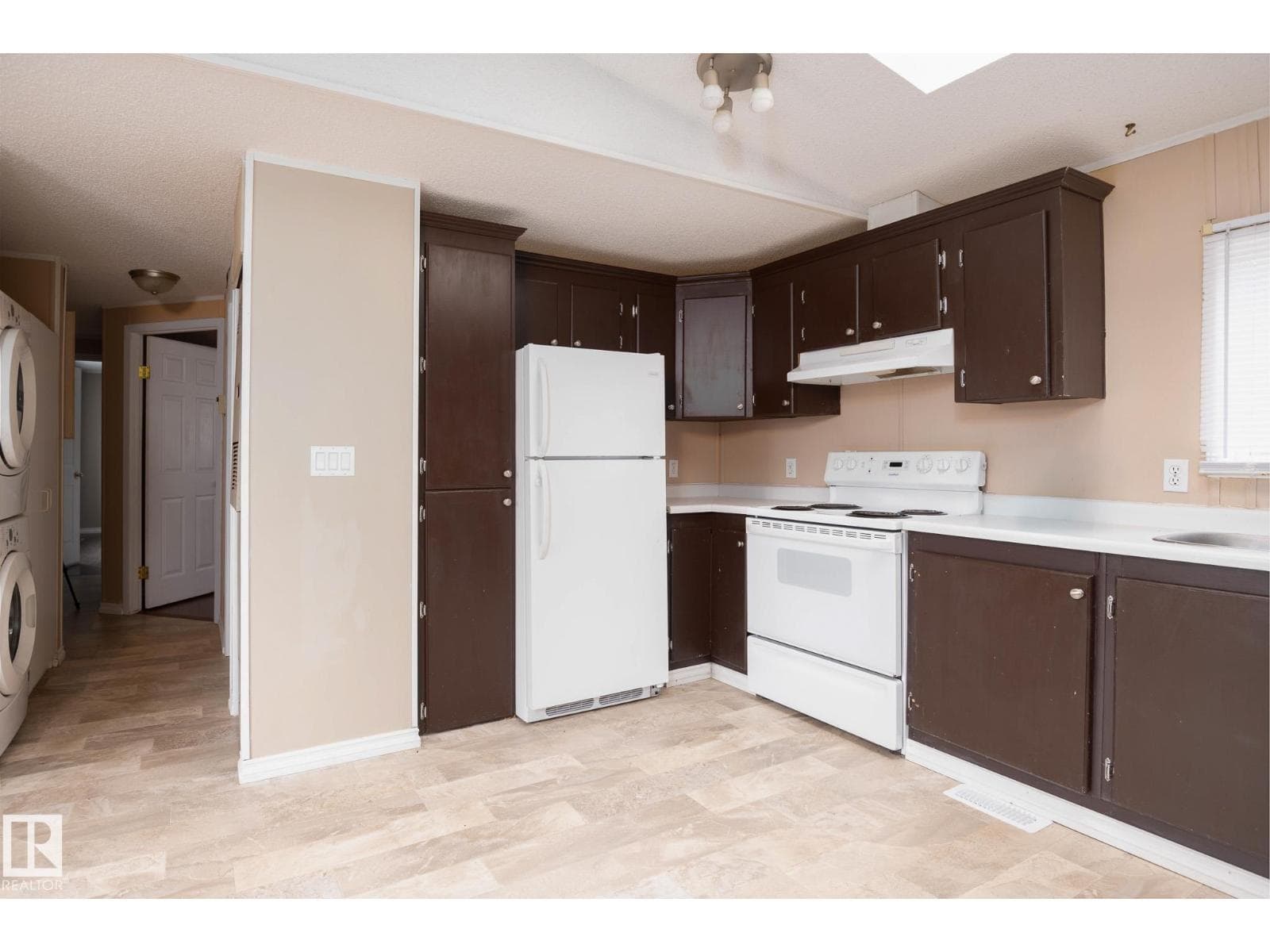 5204 53 AV — photo 3